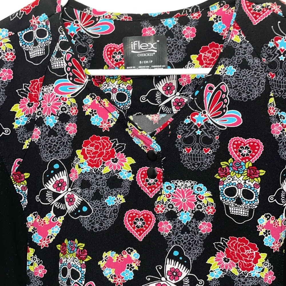 Iflex by Cherokee Small Women’s Scrub Top Dia de Muerte Hearts Skulls Flowers - Picture 4 of 5